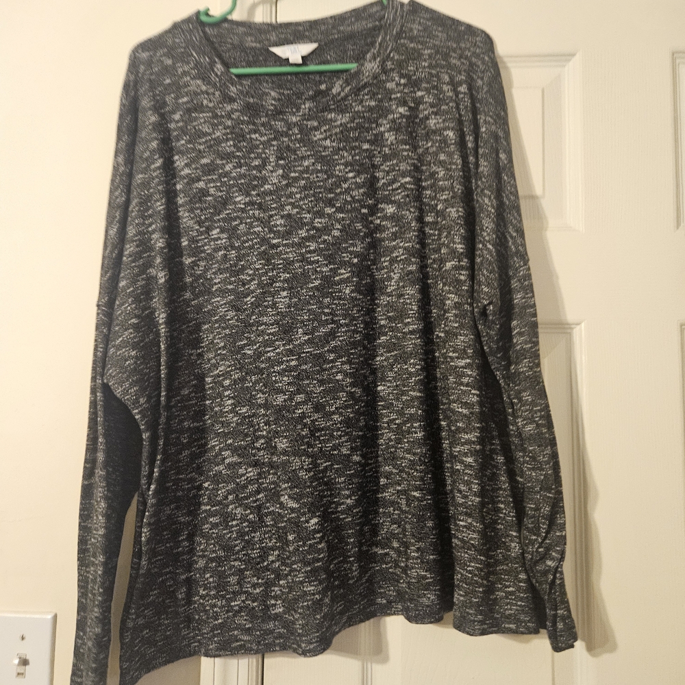 Time and Tru Black and White Knit Top